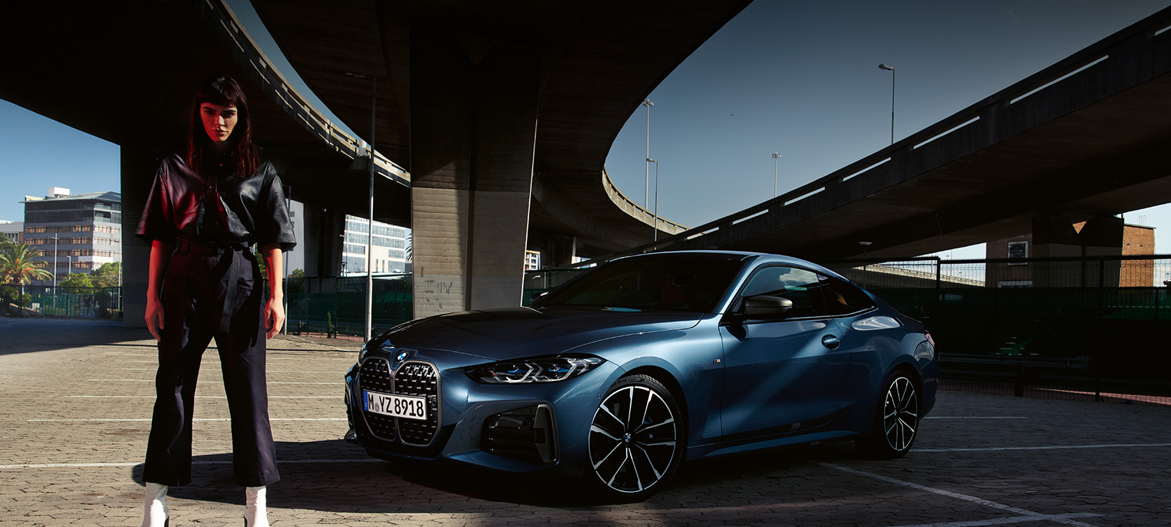 BMW 4 Series Coupé G22 2020 Arctic Race Blue metallic three-quarter front view with model